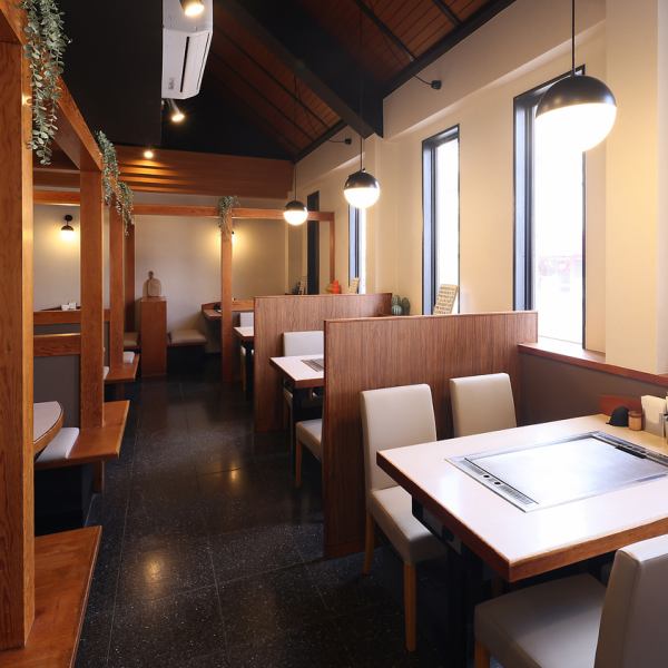 あたたかい雰囲気が魅力の店内には、テーブル席と広々としたベンチ席をご用意。少人数でのお食事から、ご家族・ご友人との大人数での賑やかなひとときまで、幅広いシーンでご利用いただけます。最大人数は37名、25名から貸切も可能ですので、お気軽にご相談ください。