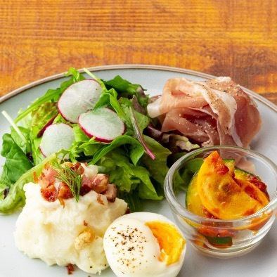 ランチ限定の前菜5種盛りと日替わりスープ付き!