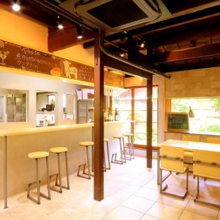 Fashionable chair counter seats.Enjoy leisurely cooking in the white-based restaurant ♪ Popular with singles and couples ☆