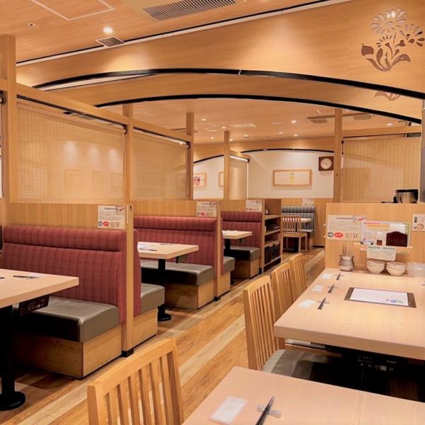 木目を基調とした店内は、和のイメージで統一された落ち着いた雰囲気。お席は周りを気にせず楽しめるBOX席や広々としたテーブル席が特徴！ご家族でのお食事や女子会、会社仲間とのご宴会やお食事会など多彩なシーンでご利用いただけます。