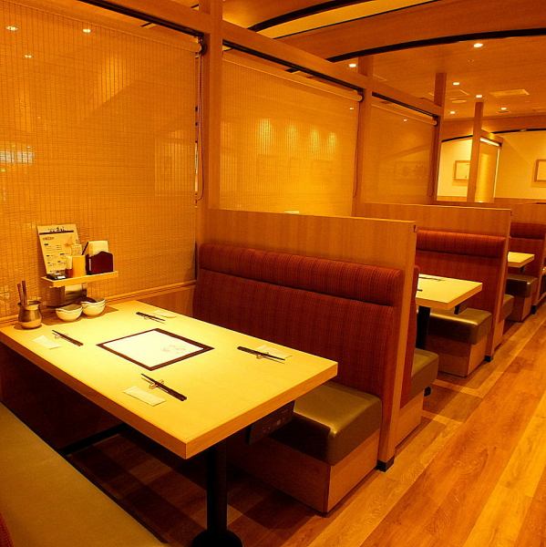 広々とした店内には全100席、24テーブルのお席を完備しております。プライベートなお食事もゆったり楽しめるBOX席や、広々としたテーブル席、ソファー席は人数に合わせて柔軟にご利用可能。仕切りを外して大人数でのお食事もお楽しみいただけます。
