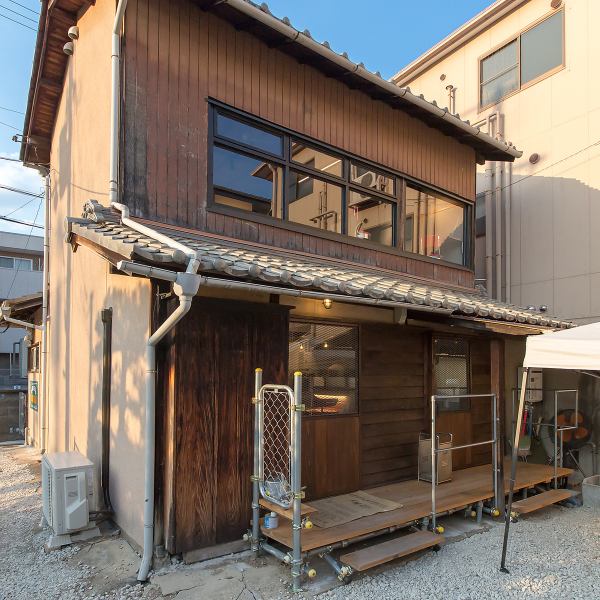 【昭和レトロな雰囲気の隠れ家カフェ】古民家を改装した当店。外観は一見普通の一軒家ですが、裏口から入ると、独特の世界観が広がります。温かみのある空間で、心安らぐひとときをお過ごしいただけます。美味しいスイーツやドリンクを楽しみながら、特別な時間をぜひお楽しみください。