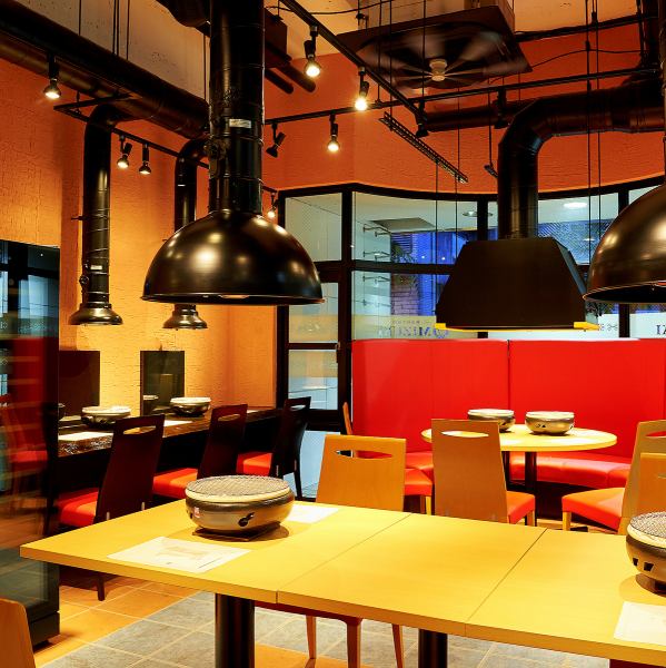 焼肉店とは思えない清潔感のあるお洒落な雰囲気。最大47名収容でき天井が高く広々とした空間。【感染症対策】入口・テーブルにアルコール消毒設置、検温、天窓やダクトを開けるなどの定期的な換気、プラズマラボによるウィルス除去などお客様に安心してご来店いただけますよう徹底しております。