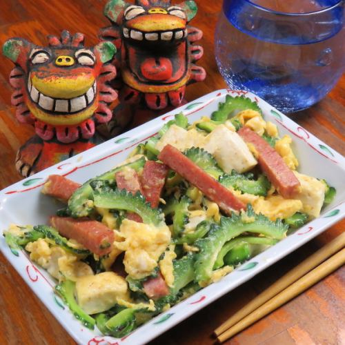 【ポークゴーヤーチャンプル:880円】スパム風豚肉がアクセント♪伝統を守ったシンプルな味付け♪