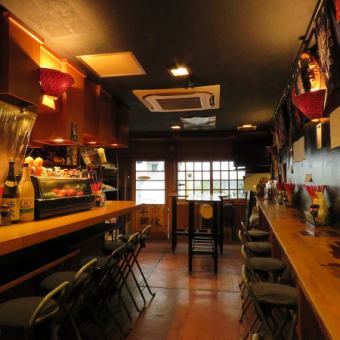 カウンター全24席ございます。渋谷区宇田川町にあり、仕事帰り・友人に食事兼用で飲みに来られるサラリーマンの方のご利用が多いです。ランチは定食でご提供。ガッツリ食べたい方に人気です。歓迎会・送別会・新年会でのご利用も可能。クーポン利用でお得になるので一次会・二次会にご利用ください。