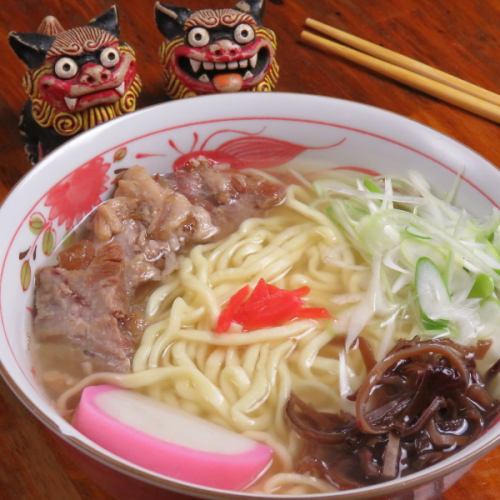 【ソーキそば:980円】60年間変わらない味。豚のあばら肉の旨味スープが至高。老舗のこだわりの味を是非♪