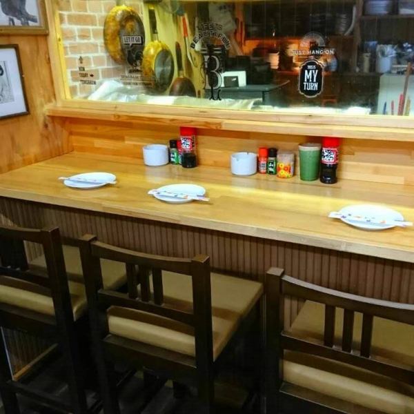 【Counter table seats】 Because there are friendly shopkeepers, even one person casually cheated.Please come and see us at work.I am waiting for making a dish suitable for beer ♪