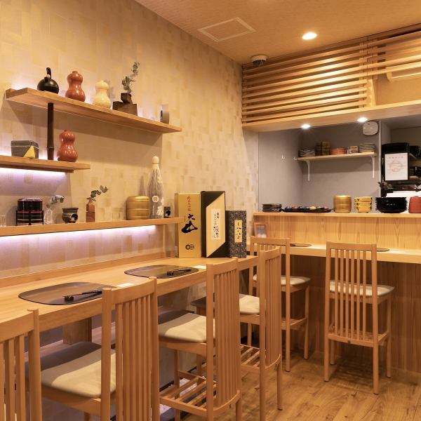 カウンターメインの1階席は清潔感漂う可愛らしい雰囲気で、デートやご夫婦での食事にぴったりです。コースだけでなくアラカルトもございますので、店主こだわりの逸品とお酒を気軽にお愉しみください。