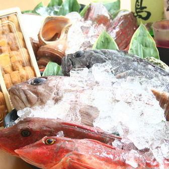 家族人氣菜單【鮮魚生魚片拼盤】*請品嚐嚴選新潟當地魚類的時令美味！