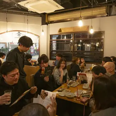 这里明亮轻松的氛围非常适合女生聚会或情侣约会!地理位置优越,距离JR京桥站和京阪京桥站仅需步行6分钟!
