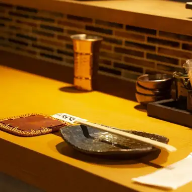 我们的吧台座位可以让您肩并肩用餐,非常适合您想要轻松交谈的时候。它们也是生日和周年纪念日的理想之选!