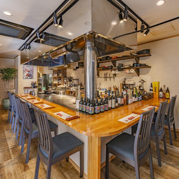 【カウンター席8席】お一人様にもサシ飲みにもちょうどいいカウンター席を8席ご用意しております◎隣り合って座れて距離が近いのでデートにもオススメのお席です。仕事帰りのサク飲みや1人でしっぽり飲みたい方にも！