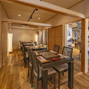 【会話を楽しむお席】ご家族やご友人とリラックスして会話を楽しみながらご飲食いただけるテーブル席です★