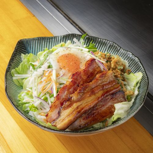 温玉とベーコンのシーザーサラダ
