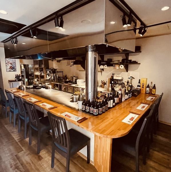 【カウンター席8席】お一人様にもサシ飲みにもちょうどいいカウンター席を8席ご用意しております◎隣り合って座れて距離が近いのでデートにもオススメのお席です。仕事帰りのサク飲みや1人でしっぽり飲みたい方にも！