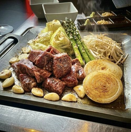 【焼肉鉄板ステーキ】希少部位イチボと新鮮野菜を５種のオリジナルソースで味わう。