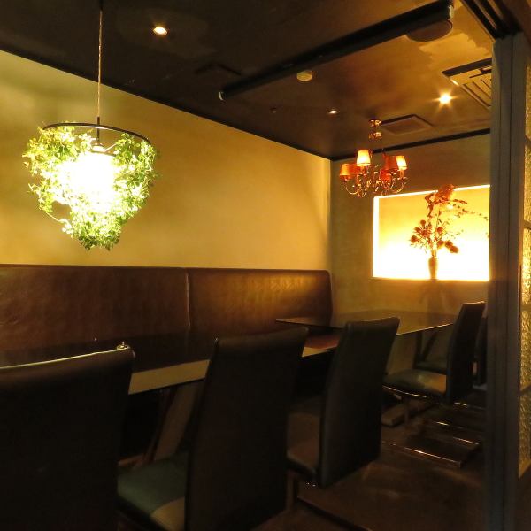 The stylish space is popular! The private rooms with warm walls and chic colors are popular seats that must be reserved.There are 2 tables for 7 people, so if you connect them, you can use up to 15 people.