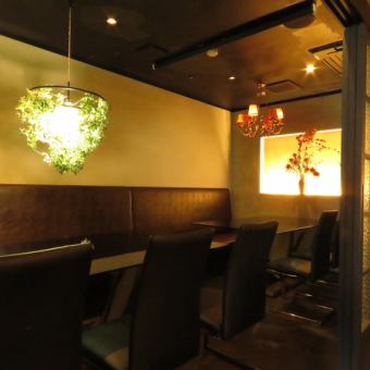 1 table can accommodate up to 6 people.It is a perfect seat for a private birthday party or a girls' party.