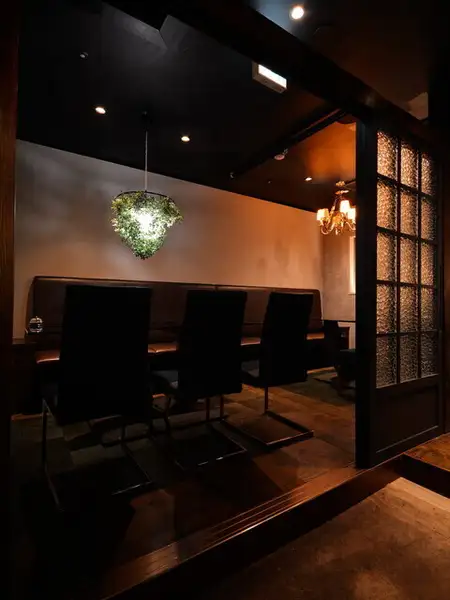 세련된 공간이 인기! 벽의 따뜻함과 세련된 색감으로 정리된 개인실은 예약 필연적인 인기석입니다.