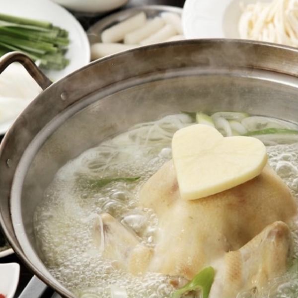 <Our most popular restaurant> Takkanmari (2 to 3 servings) A rich soup made by carefully simmering carefully selected young chicken and a soft chicken that melts!