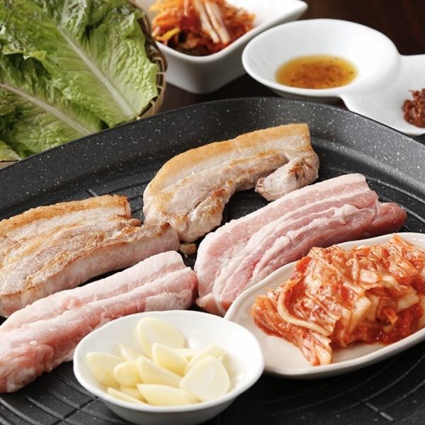 Samgyeopsal set (1 serving) with domestic brand pork 22mm thick with lettuce, grilled kimchi, and onion salad