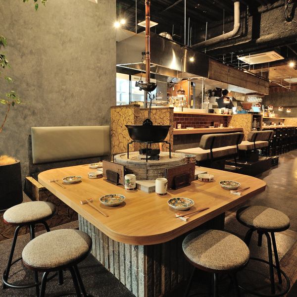 The chic atmosphere of the restaurant, combined with the energetic staff, creates a cozy space.This is a casual, adult-style robatayaki restaurant that can be enjoyed for a wide range of occasions, such as after work, with friends, on a date, or a girls' night out.