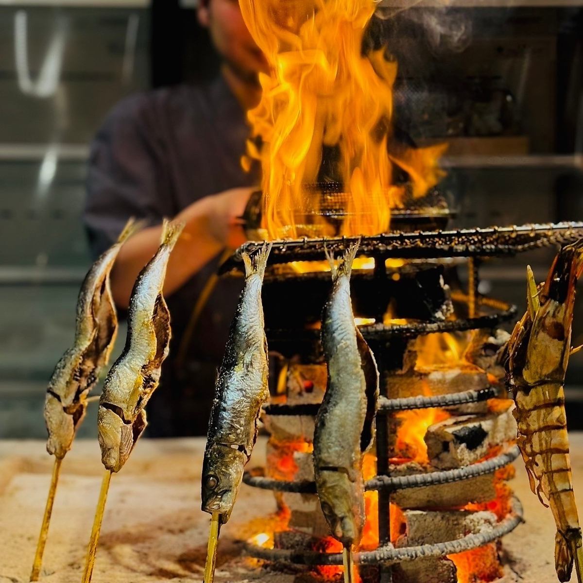 Primitive grilling over an open hearth! Grilling over Tosa Binchotan charcoal! Great for casual drinking parties, welcoming and farewell parties, and other group banquets!