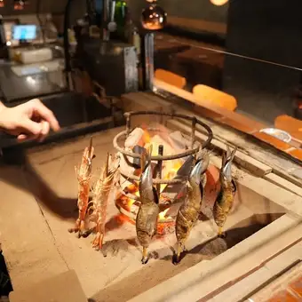 新【飲み放題付き5000円コース】名物イワシの原始焼きや肉炉端焼、かつおの藁焼きたたきなど8品