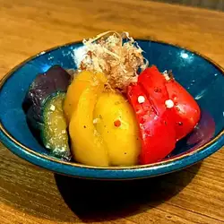 油炸時令蔬菜，佐以醬汁醃製