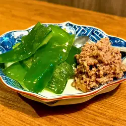 牛舌配肉味噌和甜椒