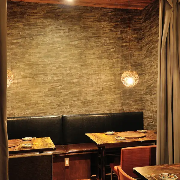[Semi-private rooms available for 4-8 people seated◎] The chic atmosphere of the restaurant, combined with the lively staff, creates a comfortable space.This is a casual, adult-friendly robatayaki (Japanese charcoal grill) restaurant that can be enjoyed in a wide range of situations, such as after work, with friends, on a date, or a girls' night out.