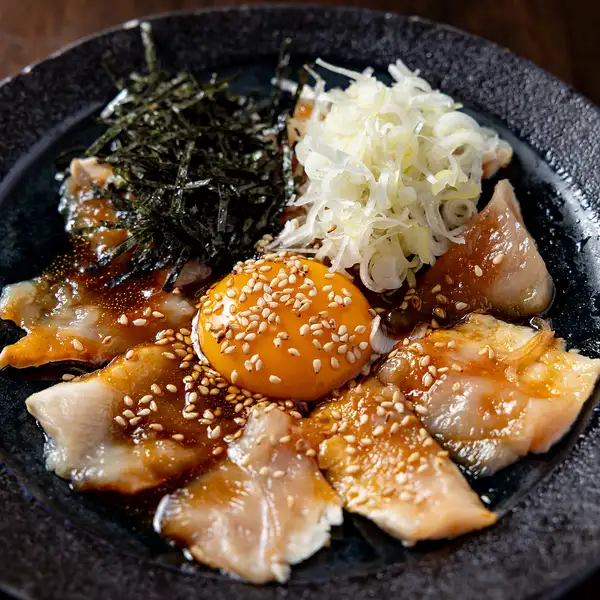 【クセになる味わいがたまらない】新鮮な朝びき鶏の旨味を存分に活かした『鶏たたきのユッケ』