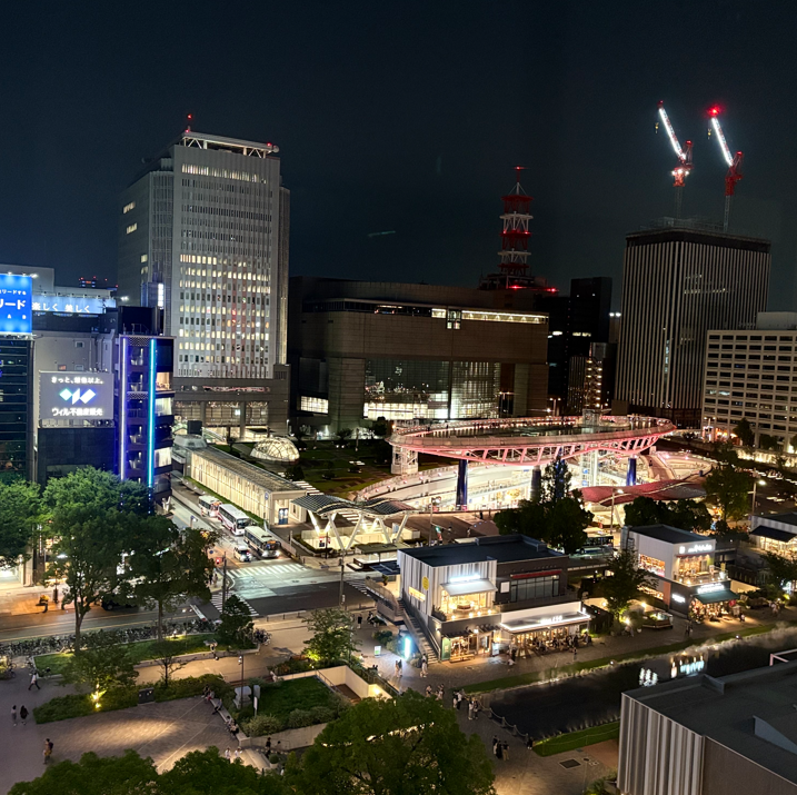 窓から美しい夜景を一望できるカウンター席がおすすめです。