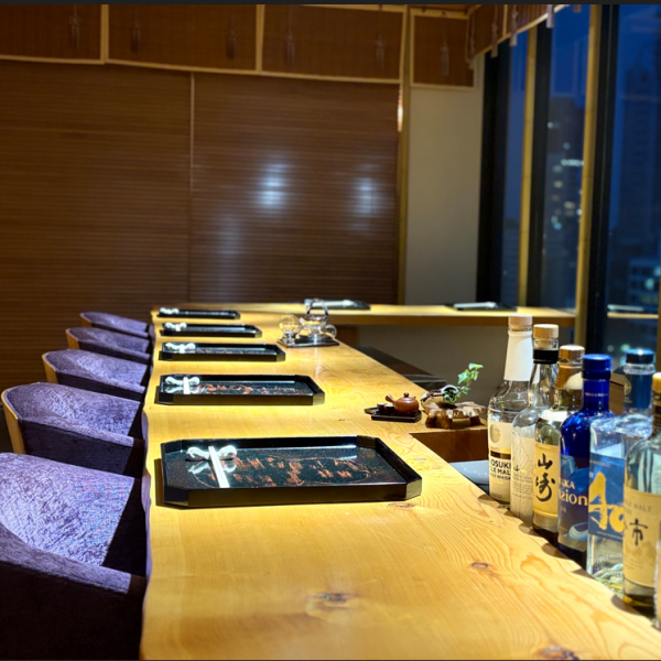 店内は木を基調とした、温かみのある落ち着いた空間です。洗練された和の雰囲気が、お客様を優しく包み込みます。特別な日のデートや記念日など、大切な方とのお食事にぴったりの雰囲気です。