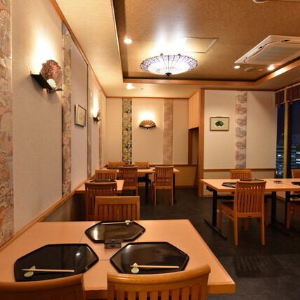 落ち着いた雰囲気で、お料理を囲んでゆっくりと語らいたいお客様に最適なテーブル席をご用意しております。16名様まででテーブルの配置転換可能・8名様までなら半個室のご案内が可能です。