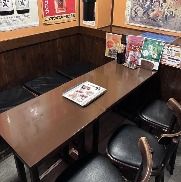 【4名様掛け・6名様掛けテーブル席で家族でのご利用など◎】広々としたテーブル席は、ご家族とのお食事やご友人同士の集まりにぴったりです。お子様連れのお客様でも安心してくつろげる空間で、焼肉を囲みながら楽しいひとときをお過ごしいただけます。