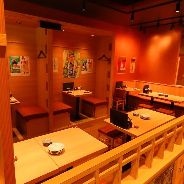 みんなでワイワイ楽しみたい方にはカウンター席がオススメ！店内はゆったりとしたつくりで、居心地の良い空間です。お一人様でも安心してご利用いただけるよう、お仕事帰りのサク飲みにも最適です。