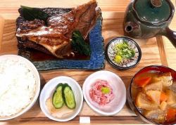 希少部位♪まぐろカマ煮付け定食