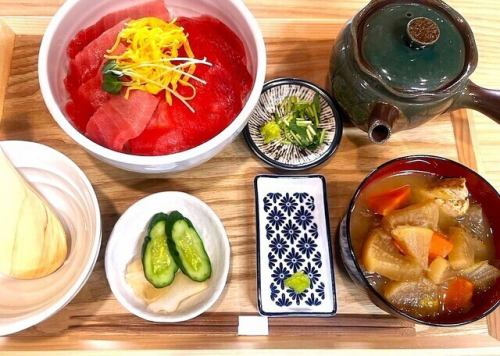 もちもち生まぐろ丼２種(本マグロ中とろ・生キハダ)
