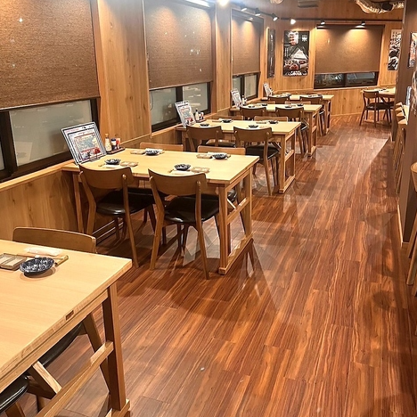 少人数から少宴会まで幅広く対応可能なテーブル席を多数ご用意しております。和情緒溢れる空間で、お料理やお酒をお楽しみください。飲み会やご家族でのお食事など様々なシーンでご利用下さい。ご来店の際はお気軽にご相談ください。