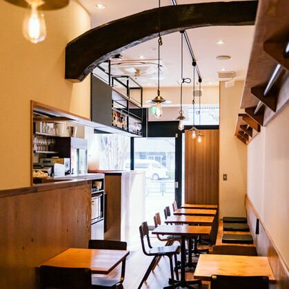 <p>【木のぬくもりと心温まる空間で、至福のひとときを】当店は、余裕を持ったお席の配置と木のぬくもりが感じられる店内で、あたたかい雰囲気が特長です。お客様がくつろいでお食事をお楽しみいただける空間となっております。リラックスした空間で、当店自慢のお料理をご堪能ください。</p>