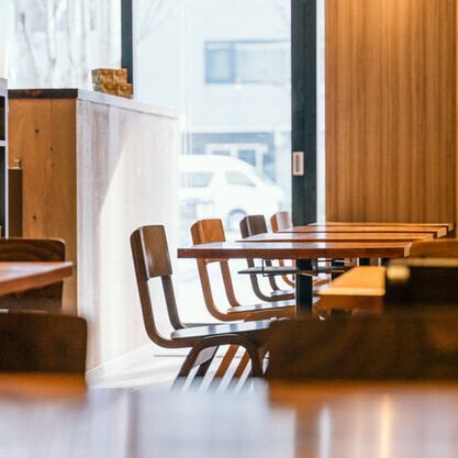 <p>【大切な人と共に過ごす特別な時間を、心地よく】当店のテーブル席は、あたたかい光に包まれた落ち着いた空間で、2名様～ご利用可能です。ご友人との会食やカップルでのデートにも◎ゆったりとした時間を過ごすための快適な環境をご提供いたします。ぜひ、大切な方と特別なひとときをお過ごしください。</p>