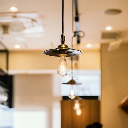 <p>【心地よい光が彩る、癒しの空間】おしゃれなデザインの照明から、あたたかな光が降り注ぎます。ホッとする照明で、忙しい日々を忘れてリラックスできる空間をご提供いたします。いつも頑張っている自分へのご褒美に、ぜひご来店ください。</p>