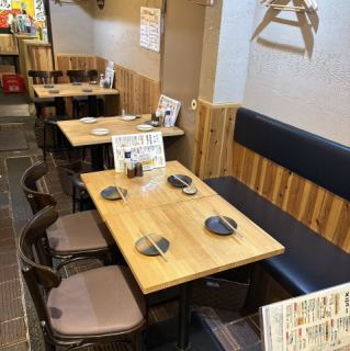 テーブル席を繋げて座っていただくことが可能です。16名様まで可能。