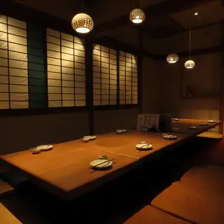 2部屋ございます。6名から7名までゆったり座れます。コースでのご案内と、させていただいております。