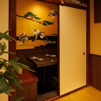 2名様～少人数様向けの個室完備！足を伸ばして寛げる個室となっています。お仕事帰りの宴会、飲み会や女子会、二次会などにぜひご利用ください◎疲れを癒すお時間をお愉しみ下さい♪