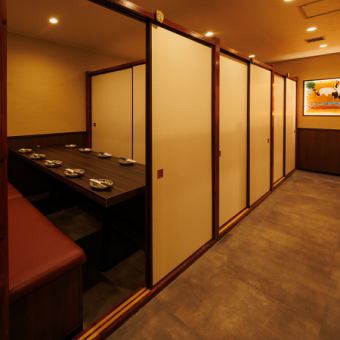 人数に合わせて、個室のご用意ができます！広々とした空間なので宴会や女子会、合コンなど様々なシーンに合わせてご利用いただけます！扉付きなので周りのお客様を気にすることなくゆったりとお過ごしいただけます◎