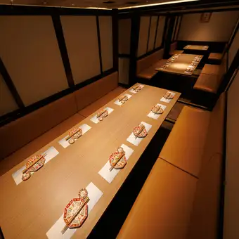 会社宴会や大型宴会・パーティーにピッタリな広々個室をご用意！柔らかな照明灯る優美な空間が特別なご宴会を演出します♪旬の味覚愉しむ本格料理と銘酒で贅沢なご宴会をお楽しみ下さい