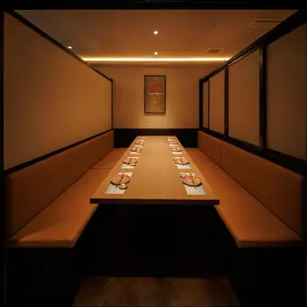 人数に合わせて、個室のご用意ができます！広々とした空間なので宴会や女子会、合コンなど様々なシーンに合わせてご利用いただけます！扉付きなので周りのお客様を気にすることなくゆったりとお過ごしいただけます◎