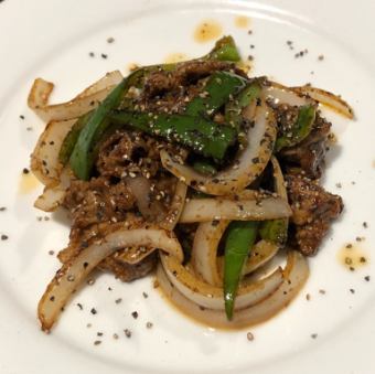 Stir-fried beef and green pepper with black pepper